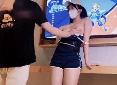 Cô bán TV xinh đẹp được khách hàng may mắn
