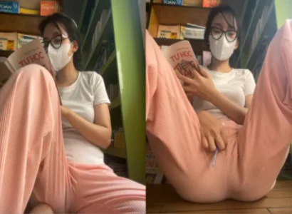 Em vừa đọc sách vừa nhét sextoy vào lồn không ngừng