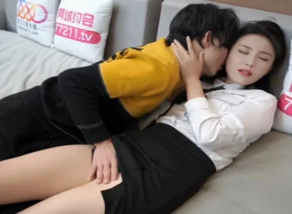 Cô nàng thư ký lén phục vụ sếp trong văn phòng vì tiền